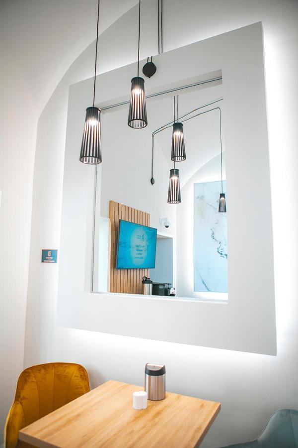 House Of Charles Hotell Carei Exteriör bild