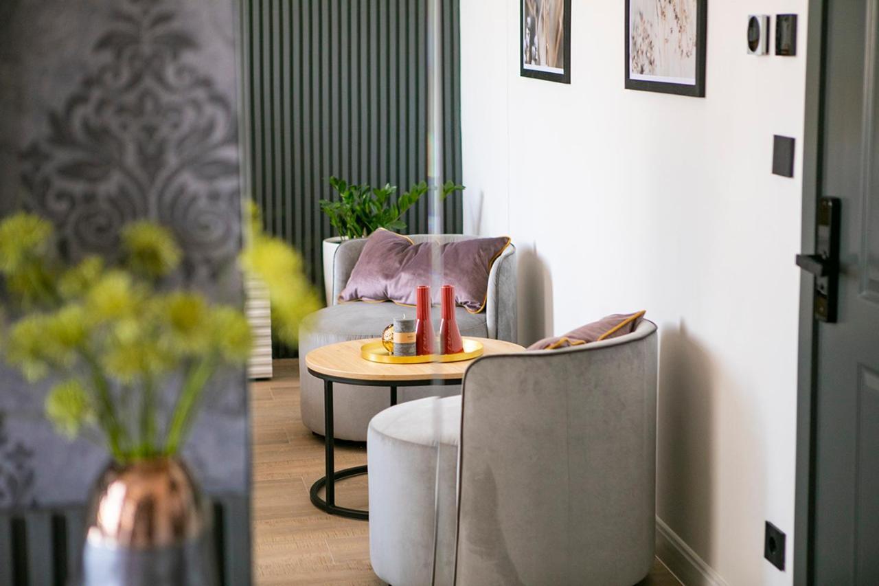 House Of Charles Hotell Carei Exteriör bild