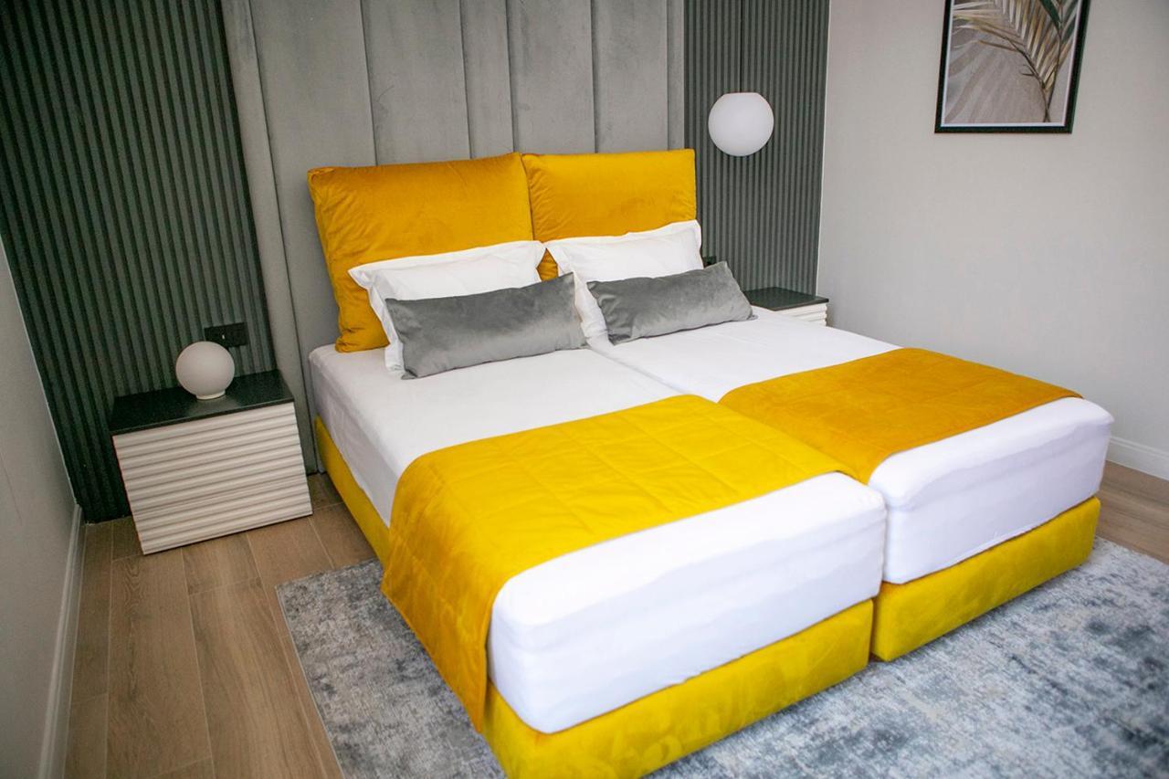 House Of Charles Hotell Carei Exteriör bild