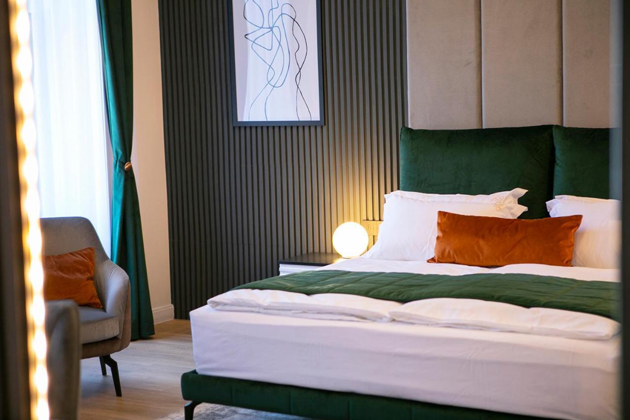 House Of Charles Hotell Carei Exteriör bild
