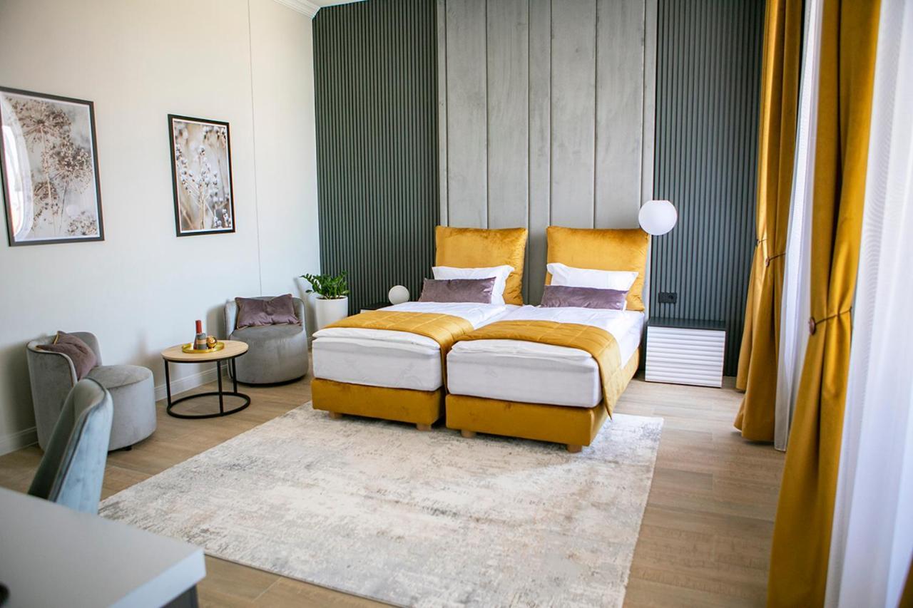 House Of Charles Hotell Carei Exteriör bild