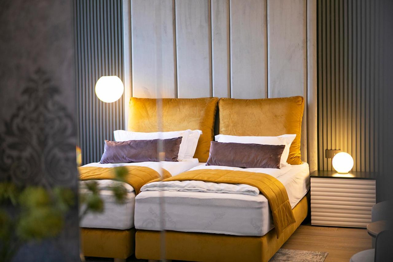 House Of Charles Hotell Carei Exteriör bild