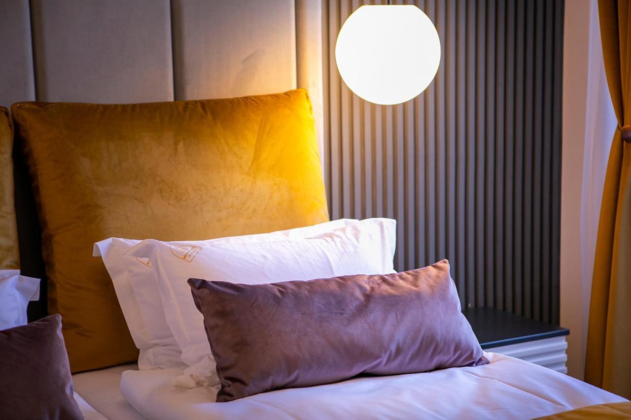 House Of Charles Hotell Carei Exteriör bild