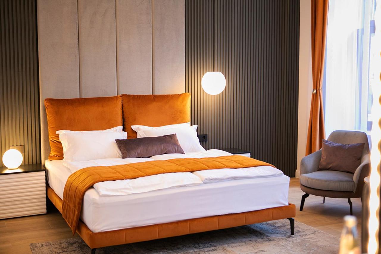 House Of Charles Hotell Carei Exteriör bild