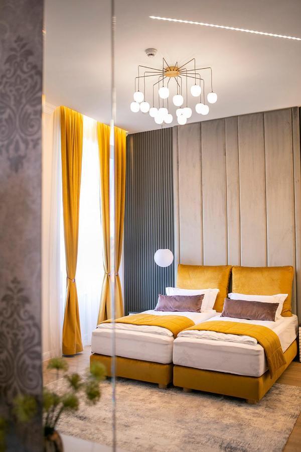 House Of Charles Hotell Carei Exteriör bild