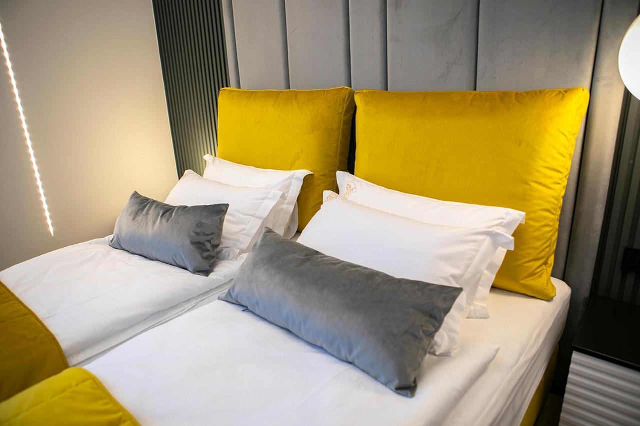 House Of Charles Hotell Carei Exteriör bild