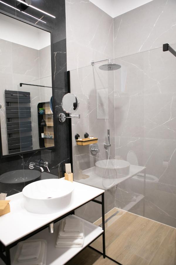 House Of Charles Hotell Carei Exteriör bild