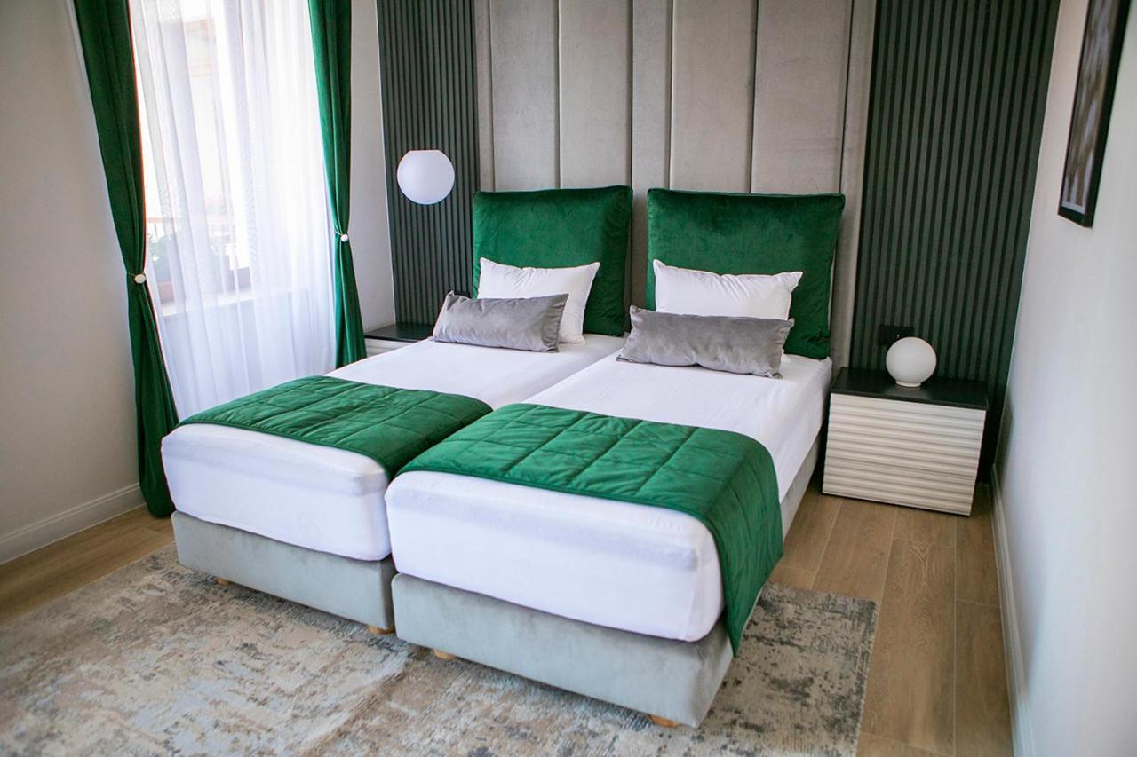 House Of Charles Hotell Carei Exteriör bild