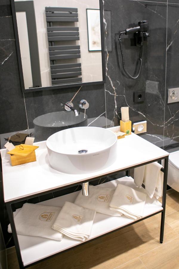 House Of Charles Hotell Carei Exteriör bild