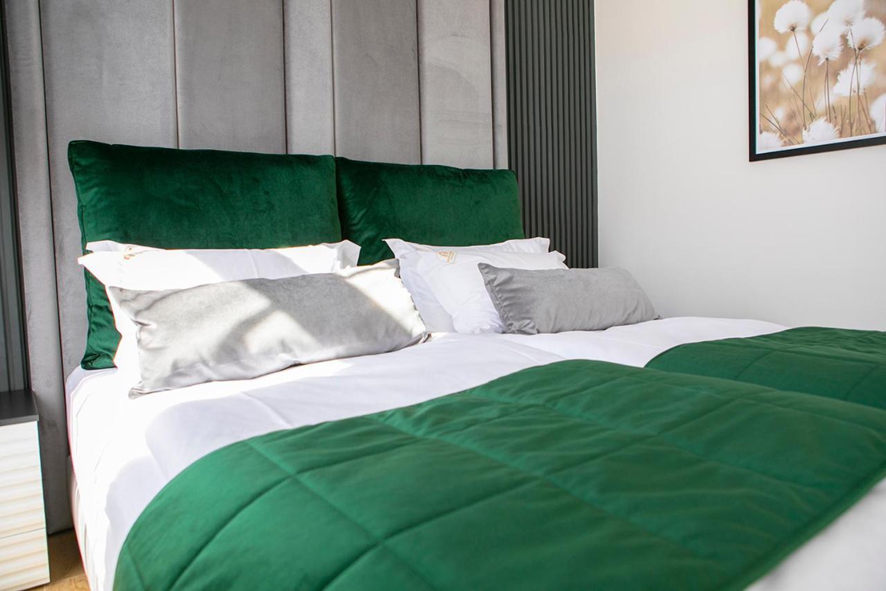 House Of Charles Hotell Carei Exteriör bild